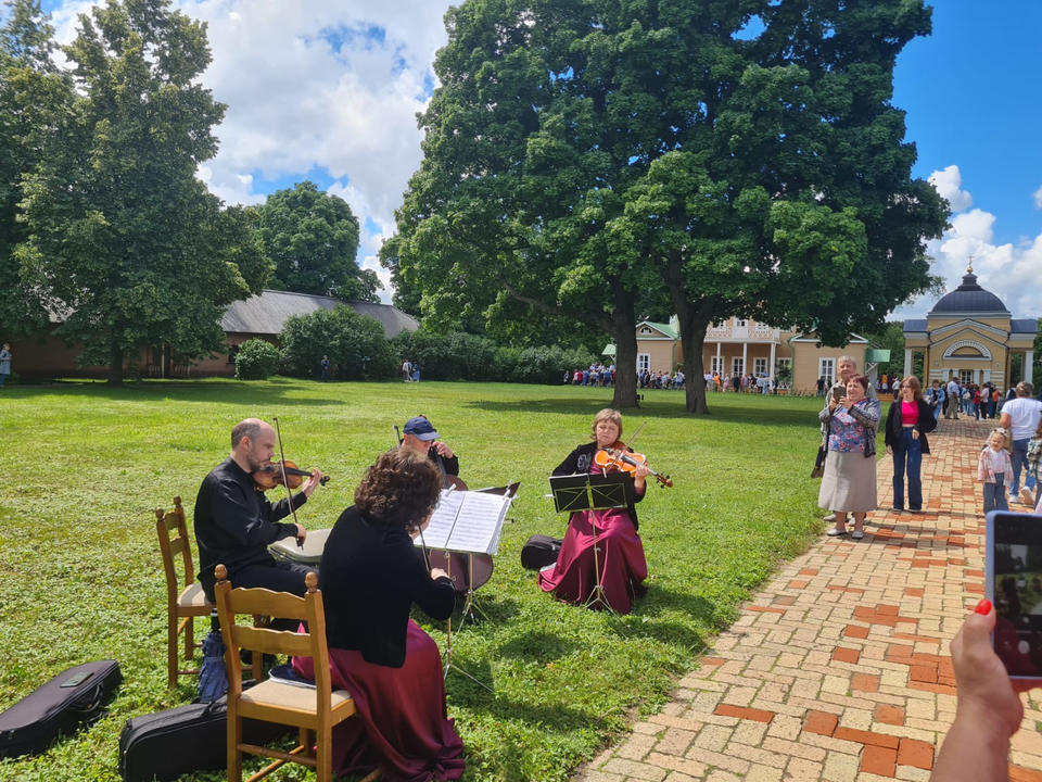Артисты «Пензаконцерта» выступили на Лермонтовском празднике Артисты «Пензаконцерта» выступили на Лермонтовском празднике